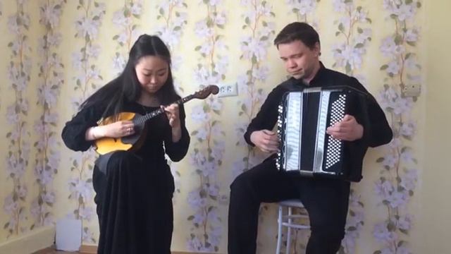Музыкальное поздравление от преподавателей ДШИ №1 Погодаевых Раджаны и Михаила смотреть онлайн