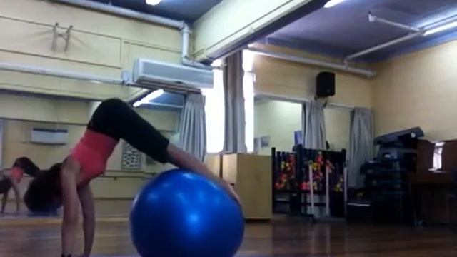 Упражнения с фитнес мячом  Pilates Ball