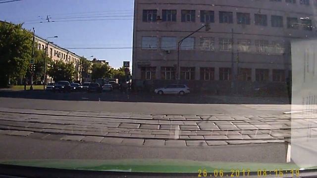 Идиот на Ларгусе. Обгон справа по тротуару и рельсам. смотреть онлайн