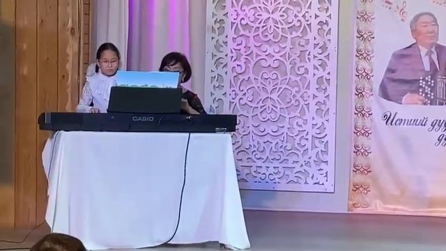 Юбилей Афанасия Моргусова! произведение: Узоры, дуэт Бэргэнэ с девушкой смотреть онлайн