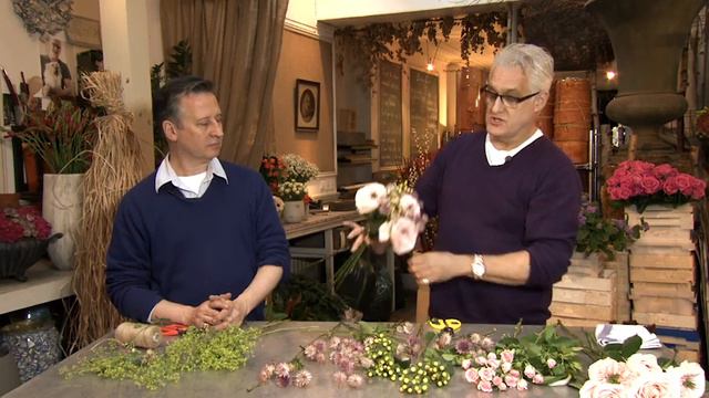 Flower Arrangement Tutorial: Simple Hand Tied Flowers смотреть онлайн