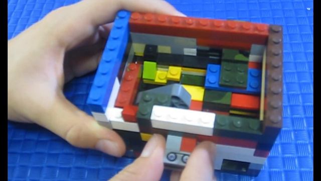 Конфетница из лего ,которая выдаёт две конфеты на выбор.