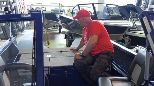 Салют 480 NEO Fish PRO. Обзор особенностей новой моторной лодки для рыбалки.