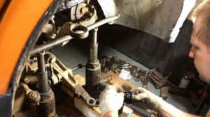 ЗАМЕНА ВЕРХНЕЙ ШАРОВОЙ С ПОМОЩЬЮ СЬЕМНИКА НА ФОЛЬКСВАГЕН Т4!!!