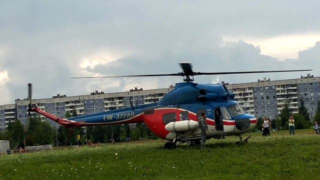 Взлет и посадка ВЕРТОЛЕТА МИ-2 в Витебске Полет - экскурсия для смельчаков смотреть онлайн
