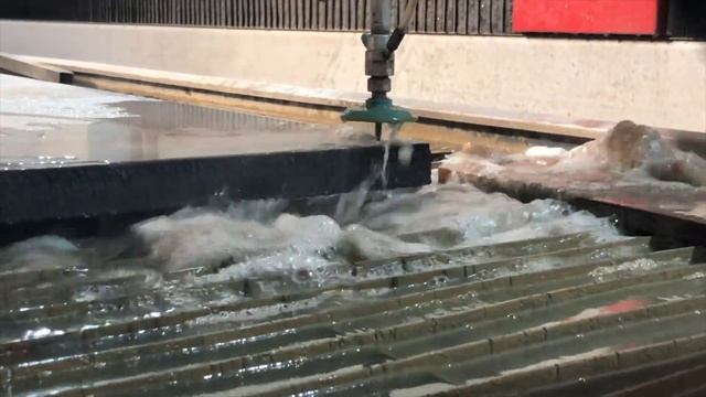 Гидрорез, струя воды 420 атм крупным планом смотреть онлайн