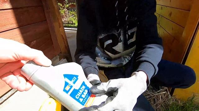 Как приготовить топливную смесь для бензопилы CHAMPION 241 смотреть онлайн