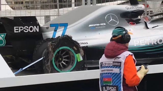 Болид команды мерседес который недоедал до финиша в Баку смотреть онлайн
