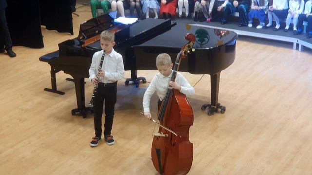 Duet braci Sebastian i Adrian Wiewiórka – klarnet i kontrabas – Mizerna Cicha смотреть онлайн