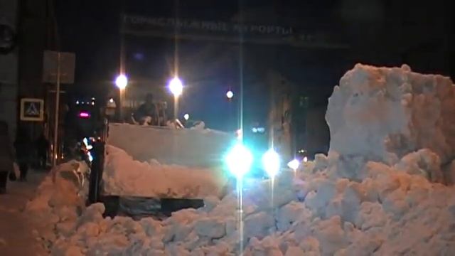 Владивосток: Трактор трамбует горы снега на Фокина смотреть онлайн