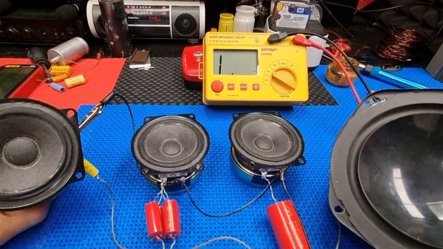 Conexión en paralelo. 1uF, 8.8uF y 22 uF смотреть онлайн