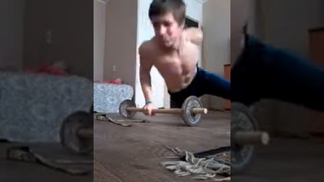 Пытаюсь научится отжиматься на одной руке! смотреть онлайн