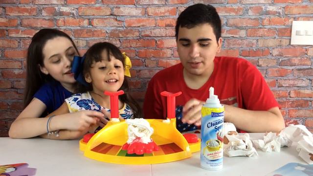 Desafio Torta na Cara PIE FACE SHOWDOWN com Felipe Calixto e Julia Silva смотреть онлайн