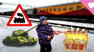 Танки и военная техника на грузовых поездах /грузовые поезда везут военную технику