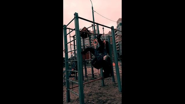 Я научил своего друга делать сальто на кольцах