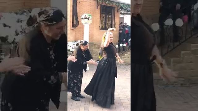 Первая жена пришла на свадьбу мужа смотреть онлайн