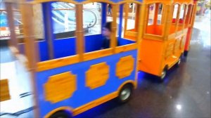 Детский паровозик в торговом центре