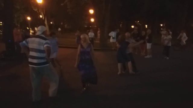 Харьков, танцы в саду шевченко,"А нам всё равно!"Б поёт Алексей смотреть онлайн