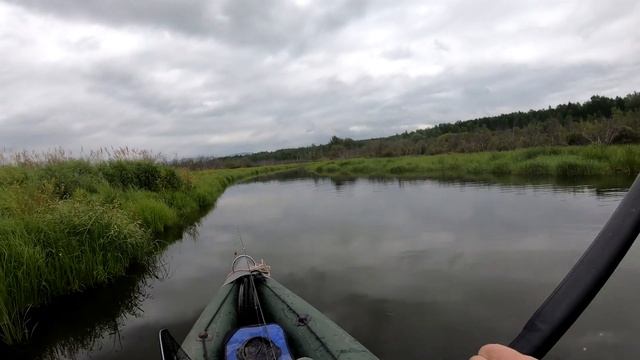 На байдарке по речке пробежался, по чебаку оторвался. И щуку поймал! / Рыбалка на ультралайт смотреть онлайн