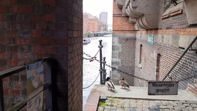 Прогулка в районе портовых складов в Гамбурге. Май 2022. смотреть онлайн