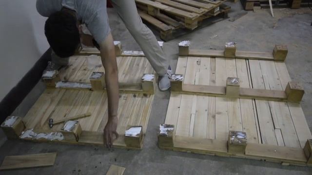 МЕБЕЛЬ ИЗ ПОДДОНОВ. ПРИДИВАННЫЙ СТОЛИК СВОИМИ РУКАМИ. смотреть онлайн