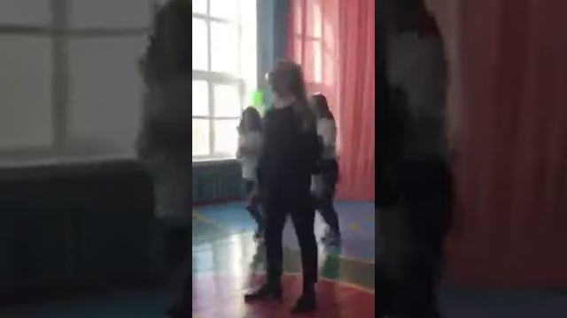 Концерт,девочка упала в обморок смотреть онлайн