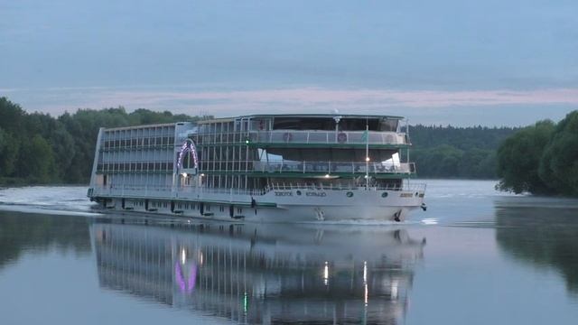 Теплоход Золотое кольцо ( Проект: ПКС 180) проходит мимо Бронниц вниз по Москва-реке смотреть онлайн