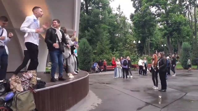ОБИДЫ ЗАБУДЬ, ПРОСТИ! ТАНЦЫ В ПАРКЕ ГОРЬКОГО ХАРЬКОВ СЧАСТЛИВЫЕ ДНИ смотреть онлайн