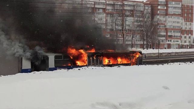 Пожар в Тройлебусе в Чебоксарах 04.03.23 VID 20230304 151722 смотреть онлайн