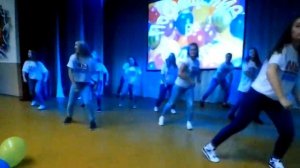 Танец под песню день и ночь.