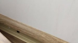 МОДЕРНИЗИРОВАННЫЙ УГОЛОК ДЛЯ ПЛИНТУСА ПОВОРОТНЫЙ