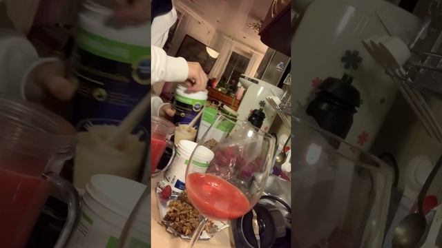 Вечерний коктейль с клубникой и шоколадной крошкой