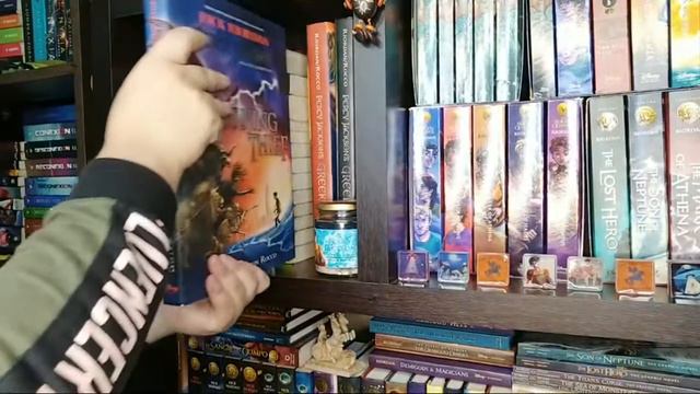 BOOKSHELF TOUR 2021 +500 LIBROS смотреть онлайн