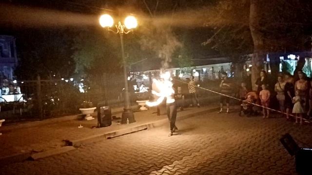 Факельное представление, девушка.