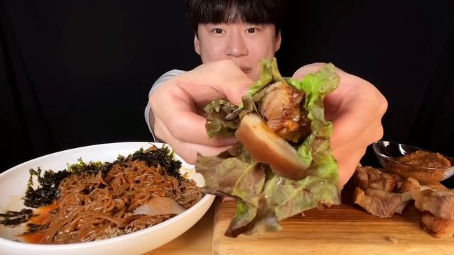 SUB) 겉바속촉 삼겹살, 촉촉한 수육, 매콤달콤 막국수 먹방 ASMR 에어프라이어로 구운 삼겹살과 1시간동안 푹 삶은 미박사태 수육? 빠질 수 없는 탄수화물 메밀 막국수까지? смотреть онлайн