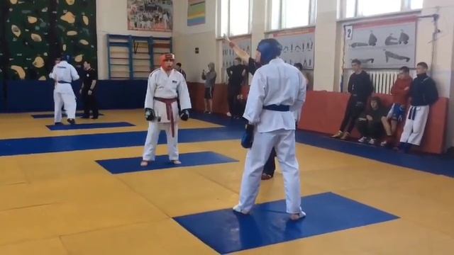 Кикбоксер против рукопашника!