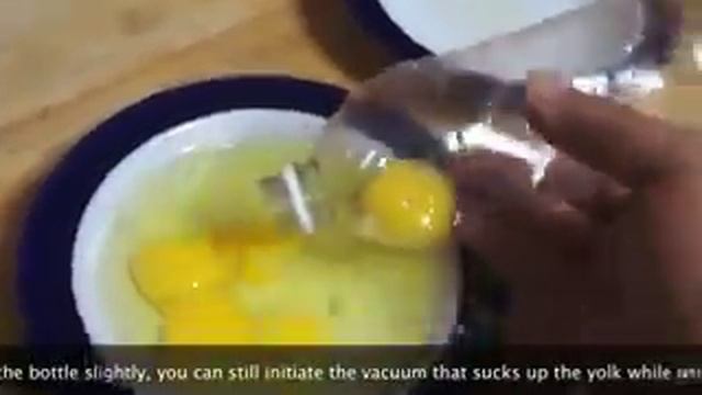 Как отделить яичный желток от белка смотреть онлайн