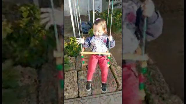 Айлин И Кара Гуляют Нюхают Цветы смотреть онлайн