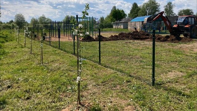 Новый объект. Летняя сцена и зрительный зал под открытым небом на спортивной площадке. смотреть онлайн