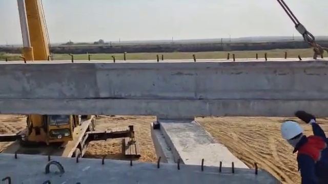 Монтаж плит пролетного строения на мосту Батпакты. ПК 124. Дата 31.05.2023 г. смотреть онлайн