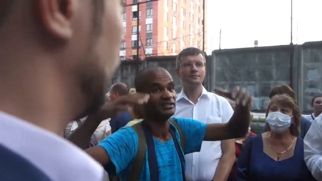 Работа в "ПИК": чернокожий парень взбешен задержками смотреть онлайн