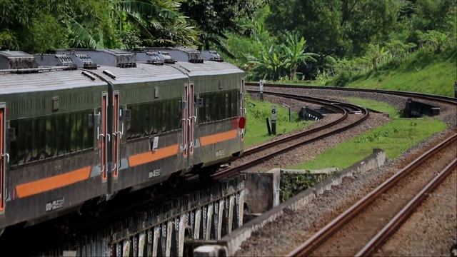 KA244 The North Kutojaya Down the Sharp Curves at Central Java Railroad смотреть онлайн