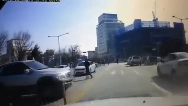 Необъяснимое Девушка выпала из машины. смотреть онлайн