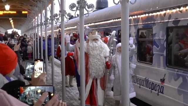 Петергоф встречает поезд Деда Мороза. смотреть онлайн