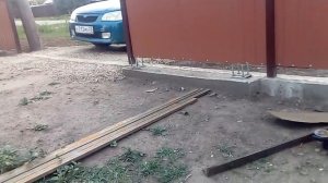 Необычный красивый забор из профлиста с откатными воротами