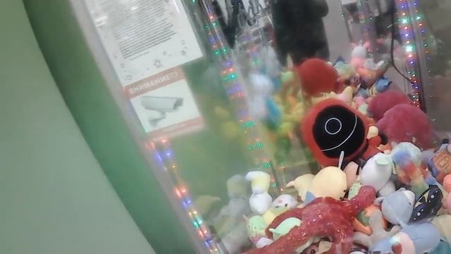 Выиграл утку-строителя и ее друзей в бешеном автомате-хватайке! А хаги-ваги отцепился!!! смотреть онлайн