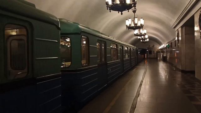 Перегонка ретросостава с грузовым вагоном на станции Нарвская смотреть онлайн