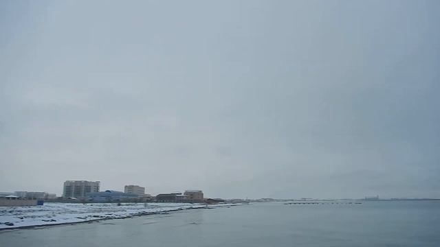 Разрушенный причал на Каспийском море под снегом смотреть онлайн