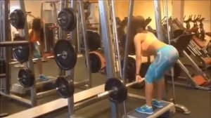 Упражнения со штангой гантелями в зале