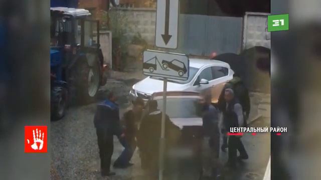 Навалились толпой и подняли чужую машину смотреть онлайн